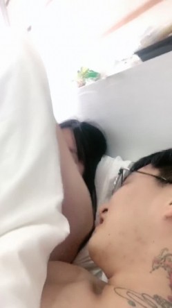 清纯系小女友跟渣男小哥床上啪啪，跟狼友互动撩骚激情，撸着鸡巴躲在被窝里玩道具，激情上位边亲边草好刺激 截图10