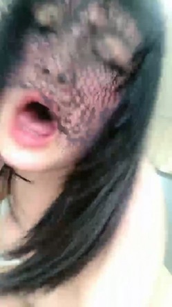 清纯系小女友跟渣男小哥床上啪啪，跟狼友互动撩骚激情，撸着鸡巴躲在被窝里玩道具，激情上位边亲边草好刺激 截图14