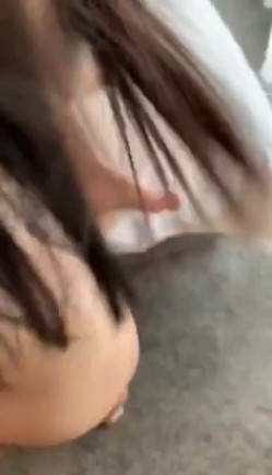 大哥共享极品妻子，酒店约出来一起品味两根大鸡巴，趴在床边前仆后继，这姿势完美后入，艹得嫂子真是爽翻啦！ 截图4