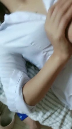 黑丝白衬衣小少妇偷情蒙面大哥，让大哥扒光了玩逼，深喉口交大鸡巴，无套各种爆草抽插，淫荡妩媚叫声骚必射 截图3