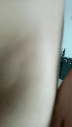 黑丝白衬衣小少妇偷情蒙面大哥，让大哥扒光了玩逼，深喉口交大鸡巴，无套各种爆草抽插，淫荡妩媚叫声骚必射 截图7