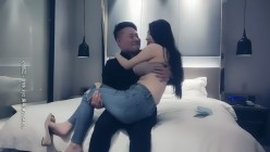 七天探花_赵总代班破洞牛仔裤极品外围妹，一对天然极品大奶后入推车晃动不断，精彩刺激 截图3