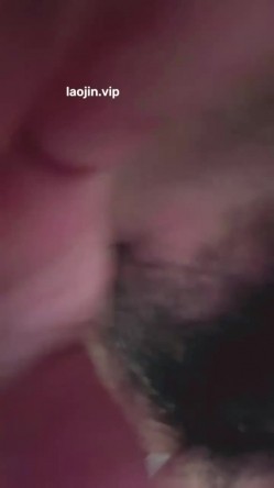 20岁的小姑娘，【月露曦】，短发校花，超级清纯，掰穴自慰，白浆拉丝，尿尿，反差感极强，三点都是粉的 截图7