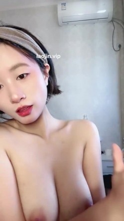20岁的小姑娘，【月露曦】，短发校花，超级清纯，掰穴自慰，白浆拉丝，尿尿，反差感极强，三点都是粉的 截图8