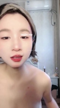 20岁的小姑娘，【月露曦】，短发校花，超级清纯，掰穴自慰，白浆拉丝，尿尿，反差感极强，三点都是粉的 截图9