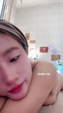 20岁的小姑娘，【月露曦】，短发校花，超级清纯，掰穴自慰，白浆拉丝，尿尿，反差感极强，三点都是粉的 截图14