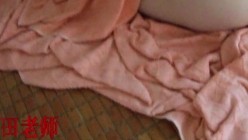 女生宿舍田老师查寝系列，趁女生睡着了扒开她们内裤胸罩看看 截图8