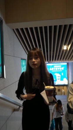 偷拍大神商场四处游荡尾随偷拍美女裙底风光 ️CD白裙颜值女神透明性感的内裤前后漏毛,穴缝也看到了4K高清版 截图8