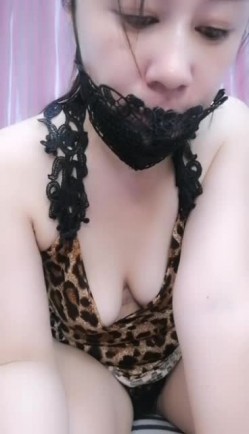 非常有味道的少妇没有逼毛非常性感，情趣豹纹诱惑让你欲望十足，AV棒摩擦干净的骚逼，淫水充足浪叫不止，抽插不断 截图12