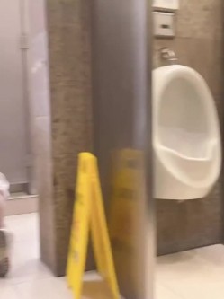 推特露出福利姬【小猫不流泪】极限露出挑战 裸体拿外卖 大街人前刺激露出 户外天体裸行 羞耻尿尿  截图9