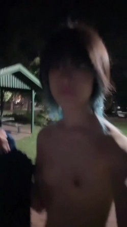 【顶级反差婊】湖南中医药大学「李双怡」看似单纯，实际是个露出癖，主人的小母狗，喝尿野战露出，各种刺激玩法 截图6