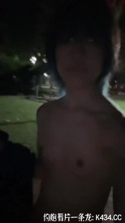 【顶级反差婊】湖南中医药大学「李双怡」看似单纯，实际是个露出癖，主人的小母狗，喝尿野战露出，各种刺激玩法 截图9