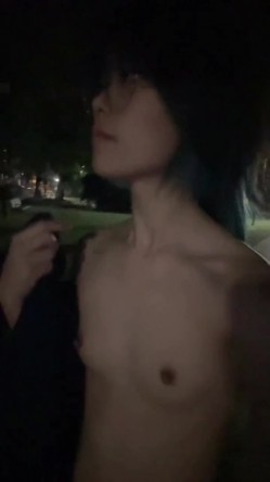 【顶级反差婊】湖南中医药大学「李双怡」看似单纯，实际是个露出癖，主人的小母狗，喝尿野战露出，各种刺激玩法 截图15