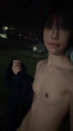 【顶级反差婊】湖南中医药大学「李双怡」看似单纯，实际是个露出癖，主人的小母狗，喝尿野战露出，各种刺激玩法 截图16