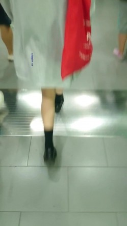大师系列 商场地铁贴身CD 居然还有妹子无内上街 截图6