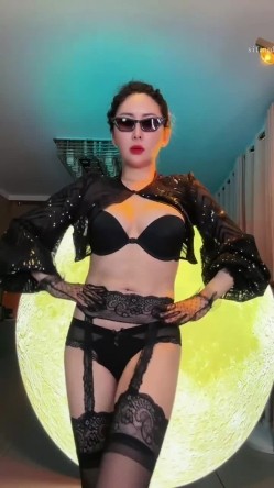 抖音形体舞蹈教练【妮可形体舍宾】身材很哇塞的颜值少妇，大胆掰逼，道具自慰 截图2