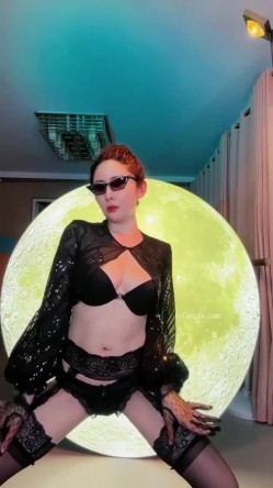 抖音形体舞蹈教练【妮可形体舍宾】身材很哇塞的颜值少妇，大胆掰逼，道具自慰 截图9