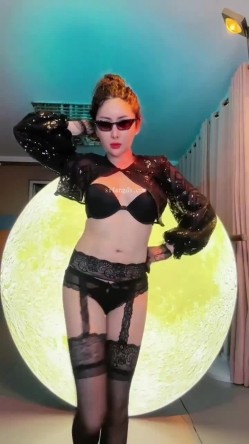 抖音形体舞蹈教练【妮可形体舍宾】身材很哇塞的颜值少妇，大胆掰逼，道具自慰 截图11