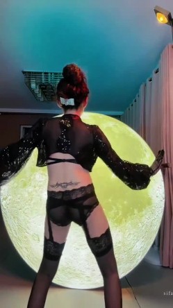 抖音形体舞蹈教练【妮可形体舍宾】身材很哇塞的颜值少妇，大胆掰逼，道具自慰 截图12