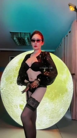 抖音形体舞蹈教练【妮可形体舍宾】身材很哇塞的颜值少妇，大胆掰逼，道具自慰 截图16