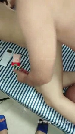 超高明星颜值极品骚货『越南妹』户外全裸露出 天台跪舔臣服胯下 楼道全裸 站炮后入 啪啪猛操 高清完整版 截图16