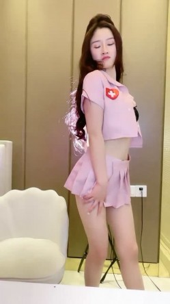 美腿漂亮妹子【南城婠】下海也几个月了，终于第一次被操，观赏性极强，长得好看又骚，跳舞骚死了，被狠操 表情很酸爽 截图4