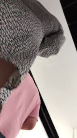 街头抄底牛B摄影师竟然直接把摄像头放到妹子裙子里面去了 ️真不知道是怎么做到的 截图4