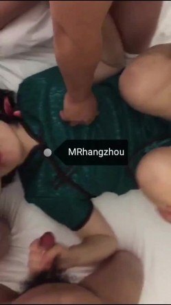 推特超强S隐退大神【MR杭州】私拍视图 粉丝投稿，群P轮流颜射精液洗脸超淫荡 截图4