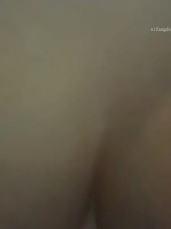 【linh_2004】反差巨乳肥臀眼镜少女 路边车内、咖啡厅、公厕多次露出，偷感很强，抽插自慰，多次喷水~ 截图15