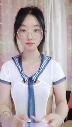 【安安宝贝】，清纯眼镜学妹，暑假在家偷偷播，看着外表是个乖乖女，脱光了骚气逼人 截图1