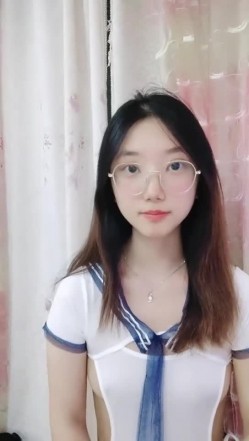 【安安宝贝】，清纯眼镜学妹，暑假在家偷偷播，看着外表是个乖乖女，脱光了骚气逼人 截图2