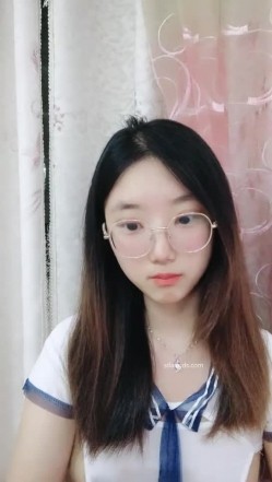 【安安宝贝】，清纯眼镜学妹，暑假在家偷偷播，看着外表是个乖乖女，脱光了骚气逼人 截图4