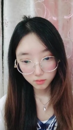 【安安宝贝】，清纯眼镜学妹，暑假在家偷偷播，看着外表是个乖乖女，脱光了骚气逼人 截图5
