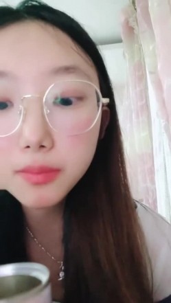 【安安宝贝】，清纯眼镜学妹，暑假在家偷偷播，看着外表是个乖乖女，脱光了骚气逼人 截图8