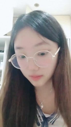 【安安宝贝】，清纯眼镜学妹，暑假在家偷偷播，看着外表是个乖乖女，脱光了骚气逼人 截图10