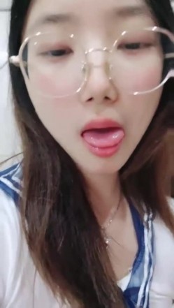 【安安宝贝】，清纯眼镜学妹，暑假在家偷偷播，看着外表是个乖乖女，脱光了骚气逼人 截图11
