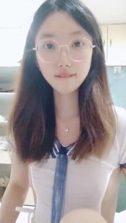 【安安宝贝】，清纯眼镜学妹，暑假在家偷偷播，看着外表是个乖乖女，脱光了骚气逼人 截图12