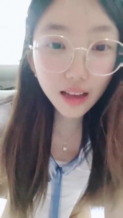 【安安宝贝】，清纯眼镜学妹，暑假在家偷偷播，看着外表是个乖乖女，脱光了骚气逼人 截图13