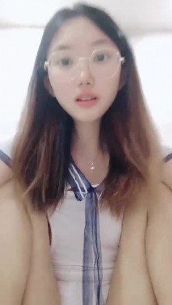 【安安宝贝】，清纯眼镜学妹，暑假在家偷偷播，看着外表是个乖乖女，脱光了骚气逼人 截图14