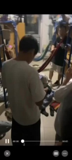新吃瓜 国内某科技职业学校两个女生被拉近男生宿舍强J 截图15