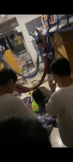 新吃瓜 国内某科技职业学校两个女生被拉近男生宿舍强J 截图16