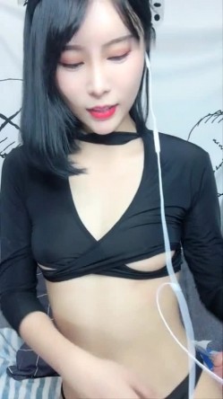 高颜值苗条妹子小尺度诱惑秀 情趣装黑丝各种内裤跳蛋震动逼逼非常诱人 截图15