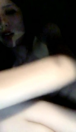 颜值不错骚气大奶妹子晚上约炮车震第二段 后座按摩器自慰再抽插呻吟娇喘诱人 截图11
