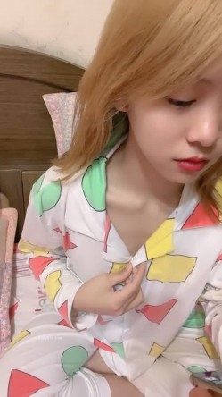 推荐！美乳学生亲戚家大秀~【百事可爱】姑妈还在睡觉~！ 截图8
