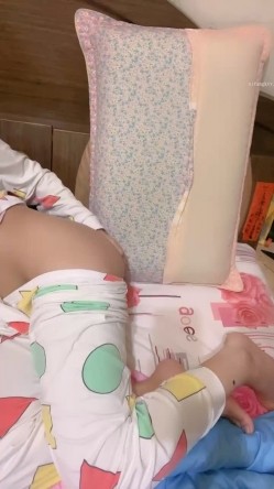 推荐！美乳学生亲戚家大秀~【百事可爱】姑妈还在睡觉~！ 截图10