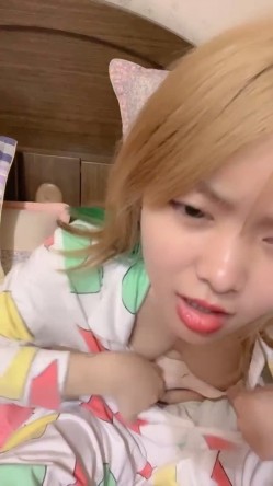 推荐！美乳学生亲戚家大秀~【百事可爱】姑妈还在睡觉~！ 截图16