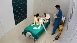 破解美容院监控摄像头偷拍 白肤美少妇准备做阴道乳房整容男医生给她弄阴道她表情非常开心的笑了 截图1