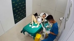 破解美容院监控摄像头偷拍 白肤美少妇准备做阴道乳房整容男医生给她弄阴道她表情非常开心的笑了 截图2