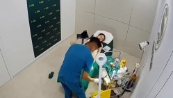 破解美容院监控摄像头偷拍 白肤美少妇准备做阴道乳房整容男医生给她弄阴道她表情非常开心的笑了 截图3