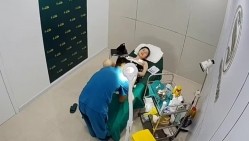 破解美容院监控摄像头偷拍 白肤美少妇准备做阴道乳房整容男医生给她弄阴道她表情非常开心的笑了 截图4